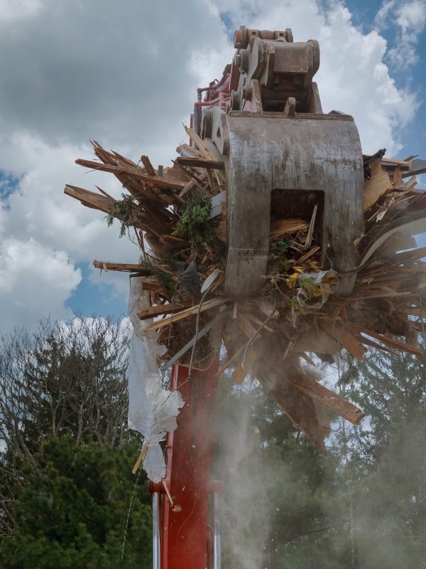 a-bulldozer-destroys-of-the-demolition-of-a-buildi-8HGQ5UJ