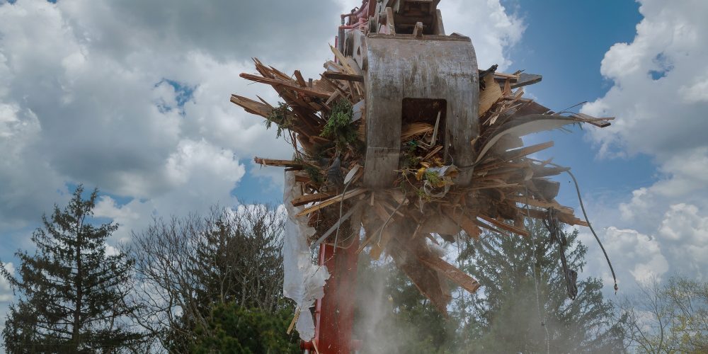 a-bulldozer-destroys-of-the-demolition-of-a-buildi-8HGQ5UJ